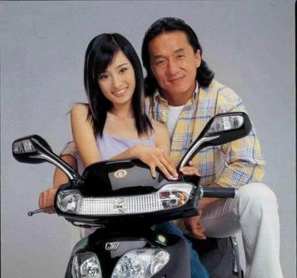 2003年，49岁的成龙，搭档杨幂拍摩托车广告时，他笑得很开心把杨幂搂在怀里，他