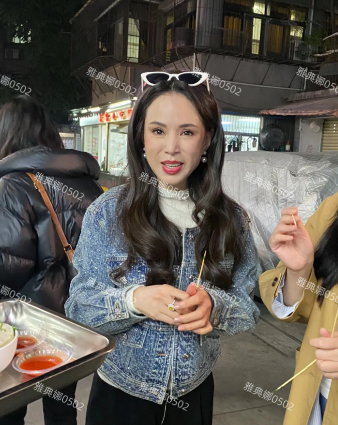 李若彤生图，本人特别瘦，五官深邃立体长得很有特点，但说她是不老女神有点儿夸张。