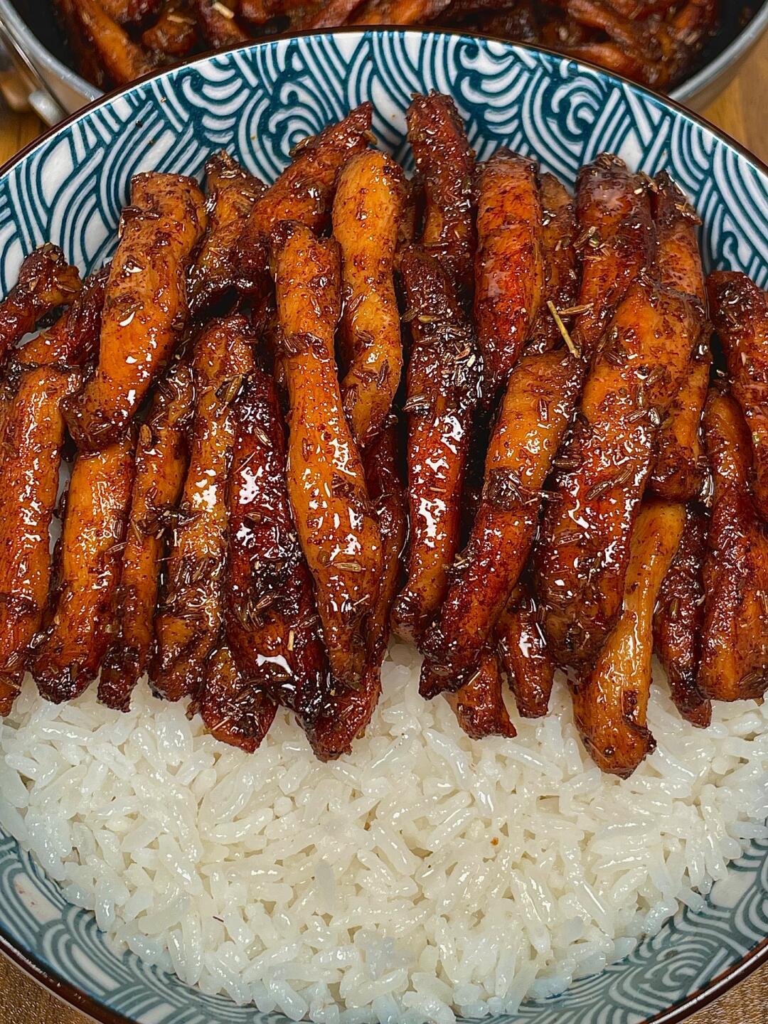 孜然鸡胸肉，一盘都不够炫！
外焦里嫩，孜然味浓郁，妥妥的解馋小零食，比烤肉都要香