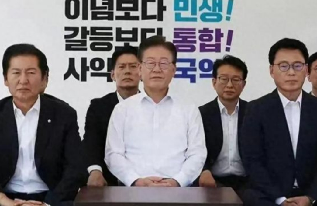 如今李在明代表的在野党，与尹锡悦代表的执政党之间的对抗，已经成为韩国政坛最大的对