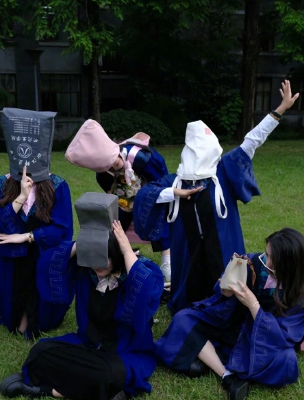 边看毕业歌会边赶论文，这和边出去旅游边加班的我有什么区别，狠狠共情...更有毕业