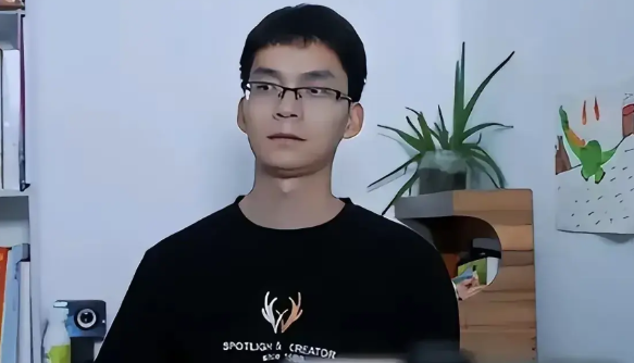  唐尚珺请假回老家了，这位高考钉子户，考了16年，年年录取，年年又复读。今年终于