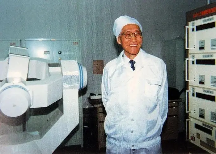 1945年，科学家陆元九公派赴美留学，在轮船上，他因为太过饥饿多拿一个面包。这一
