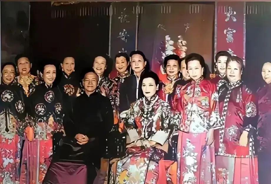 老蒋有钱到这地步么？宋美龄这件衣服当时价值人民币100多万。1967年宋美龄70