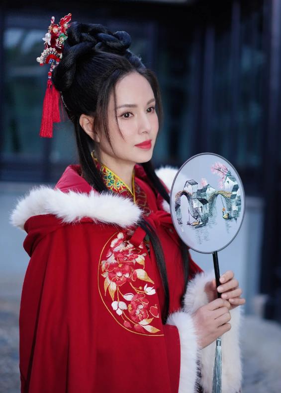 李若彤曾因小龙女一角惊艳众人，成为无数人心目中的经典女神。多年过去，风采依旧。大
