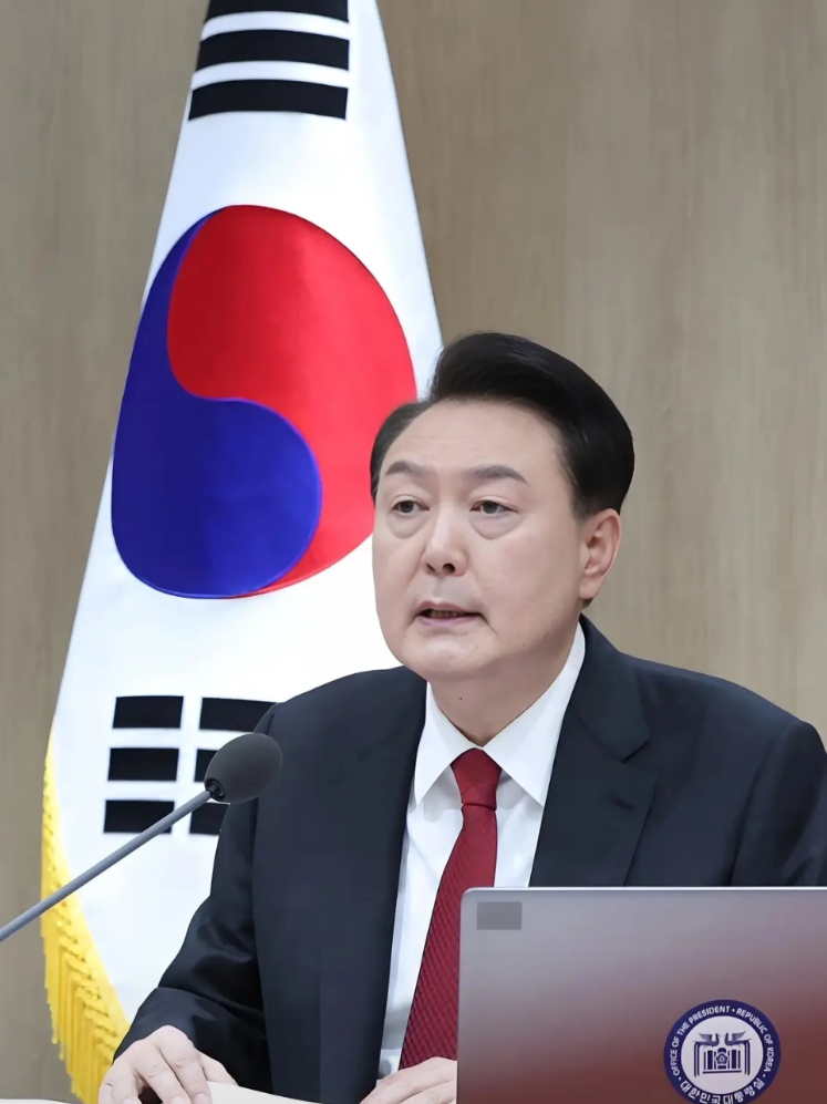 韩国尹总统疯了吧？
昨止昨日韩国总统尹锡悦所有权限已被停止，今天凌晨召开紧急会议
