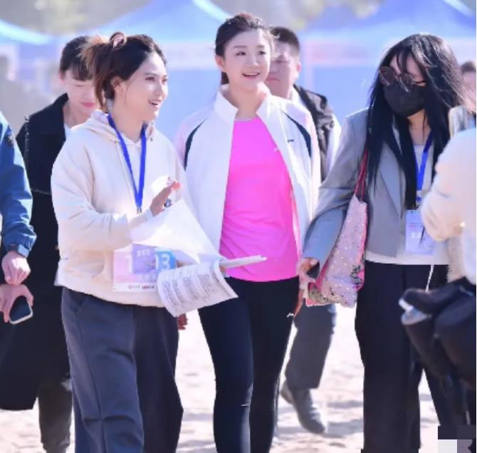 陈梦在参加厦门的马拉松，这穿着很美！她毕竟个子在那，身材也挺好，稍微打扮一下就很