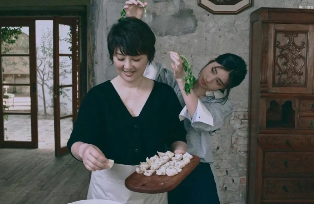 生养不去恩养，
徐帆和冯小刚认养的女儿，
已经亭亭玉立，
徐帆去孤儿院的时候，