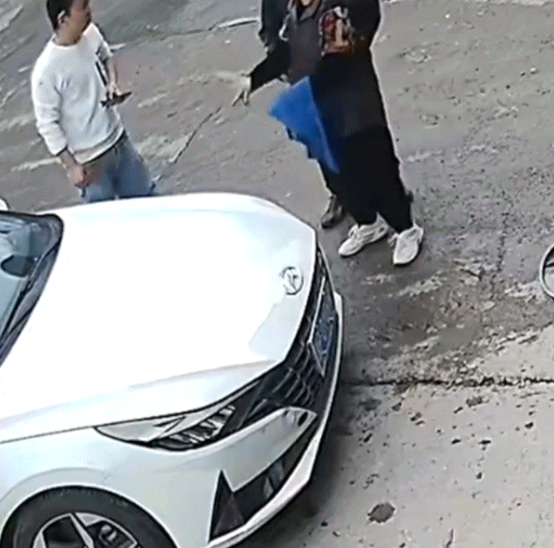 10月30日一男子开车到轮胎店充气，等到充完后男子准备离开，却被店主拦住索要5元