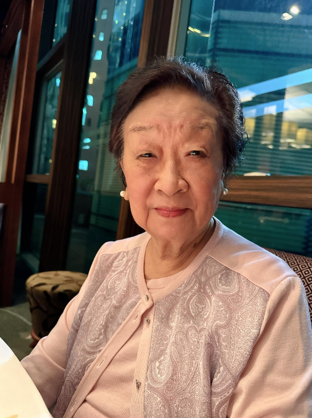 她是著名烹饪节目主持人，1982年开始在香港亚洲电视主持节目《方太生活广场》和《