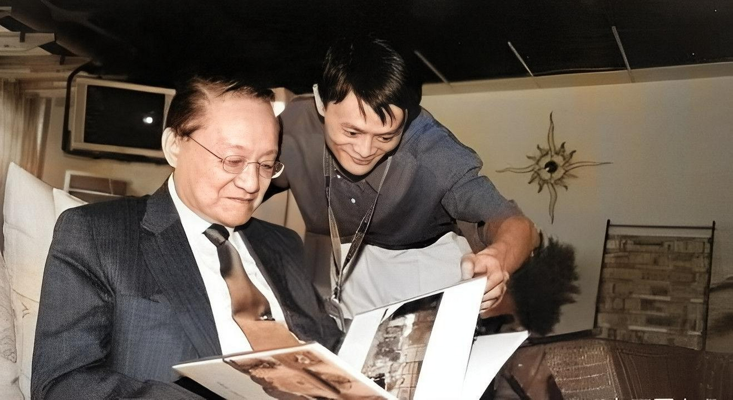 2000年，刚创办阿里的马云第1次见到金庸，兴奋的谈了三个小时，临走索要签名，没