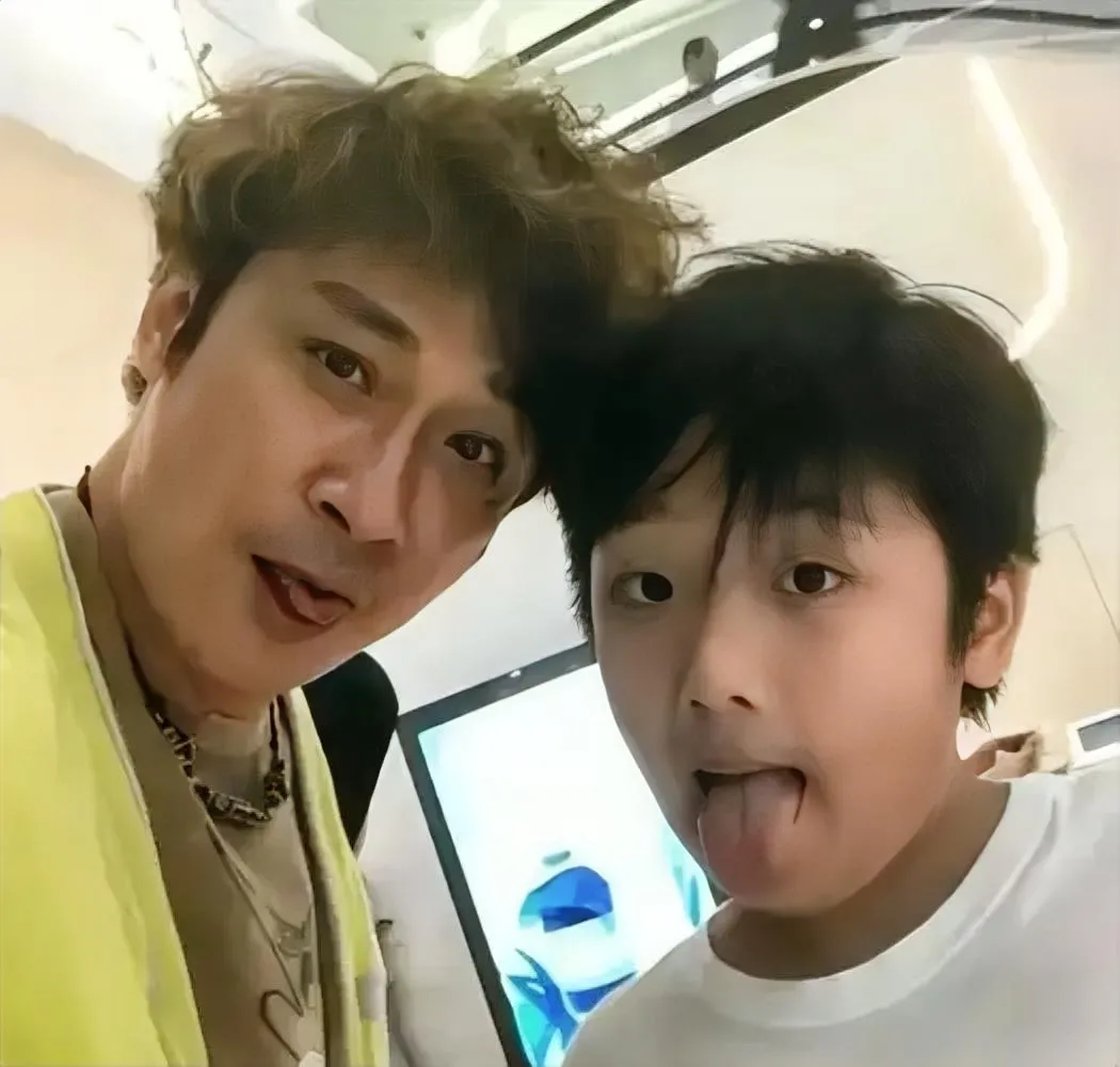 主持人好奇地问吴镇宇：“要是你儿子谈恋爱，他找的对象用不用先得到你的认可呀？”吴