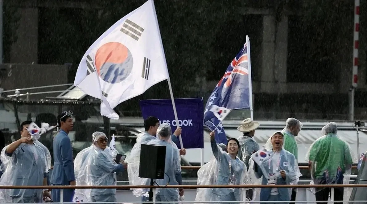国际奥委会终于道歉了！
就在7月26日巴黎奥运会开幕式上韩国代表队进场时被介绍为