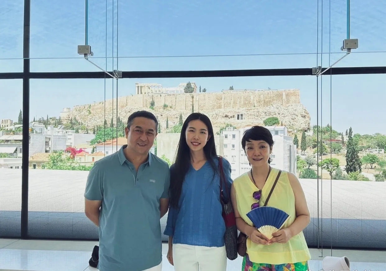 张嘉译王海燕夫妇海外度假，俩人是怎么舒服怎么来！穿搭随便，特别是王海燕黄汗衫，翠