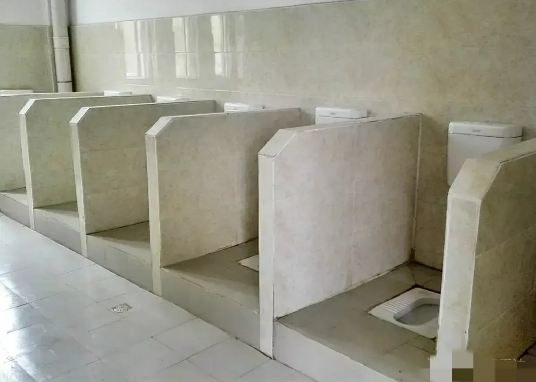 河南许昌，初中男学生在上厕所时，竟被身高1.8米的同学从头上小便，顷刻间全身湿透