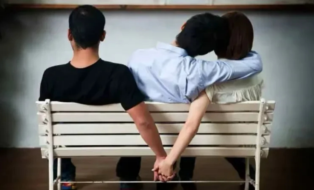 上海，一男子翻看妻子手机，竟发现妻子与男上司打了5年扑克！想到被戴5年绿帽，男子
