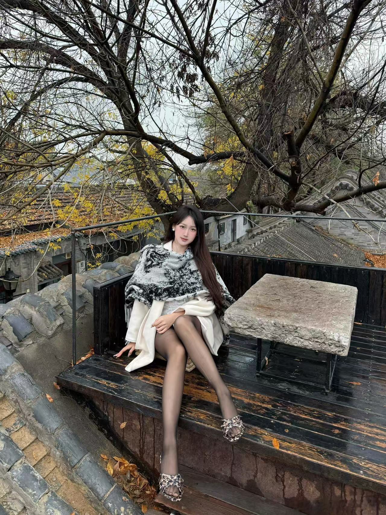 她仪态万方，举手投足尽显优雅哈哈哈哈