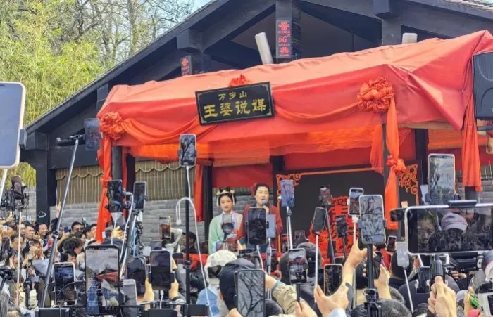 王婆相亲火爆，但去现场看了后，我发现一个问题：
王婆都是先让女生上台，然后再让有