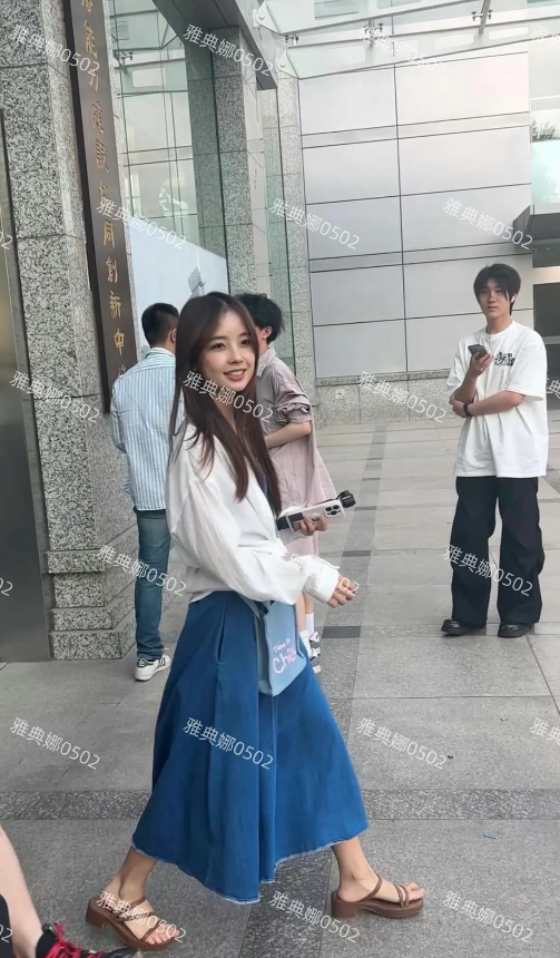 中传见到王冰冰了，34岁的她也太年轻了，娃娃脸真的好清纯好甜美！
尼格买提很帅，