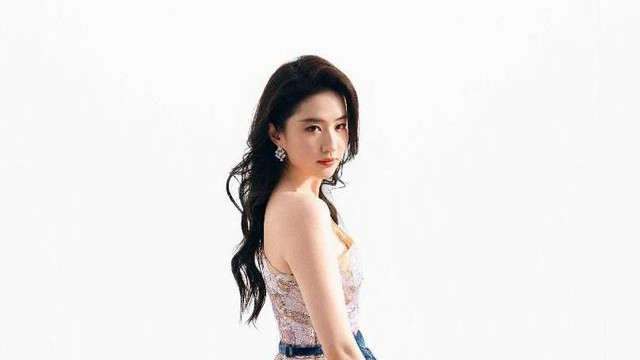 揭秘五位外表如仙女，私下却是“老烟”的女星：你绝对想不到！
