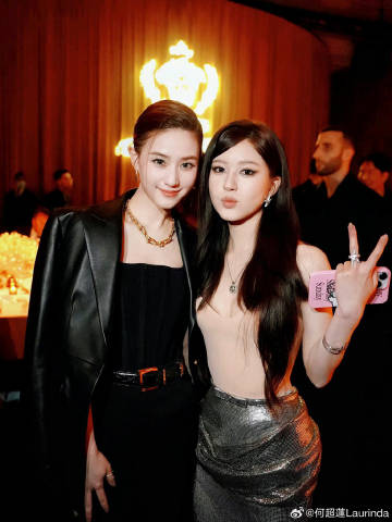 赵露思、何超莲同框合照
赵露思与范思哲掌门人合照