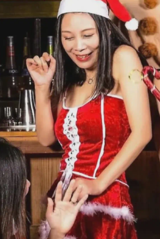 2016年，逃亡厦门的劳荣枝，化名“雪莉”到酒吧工作，42岁的她穿着圣诞装，靠博