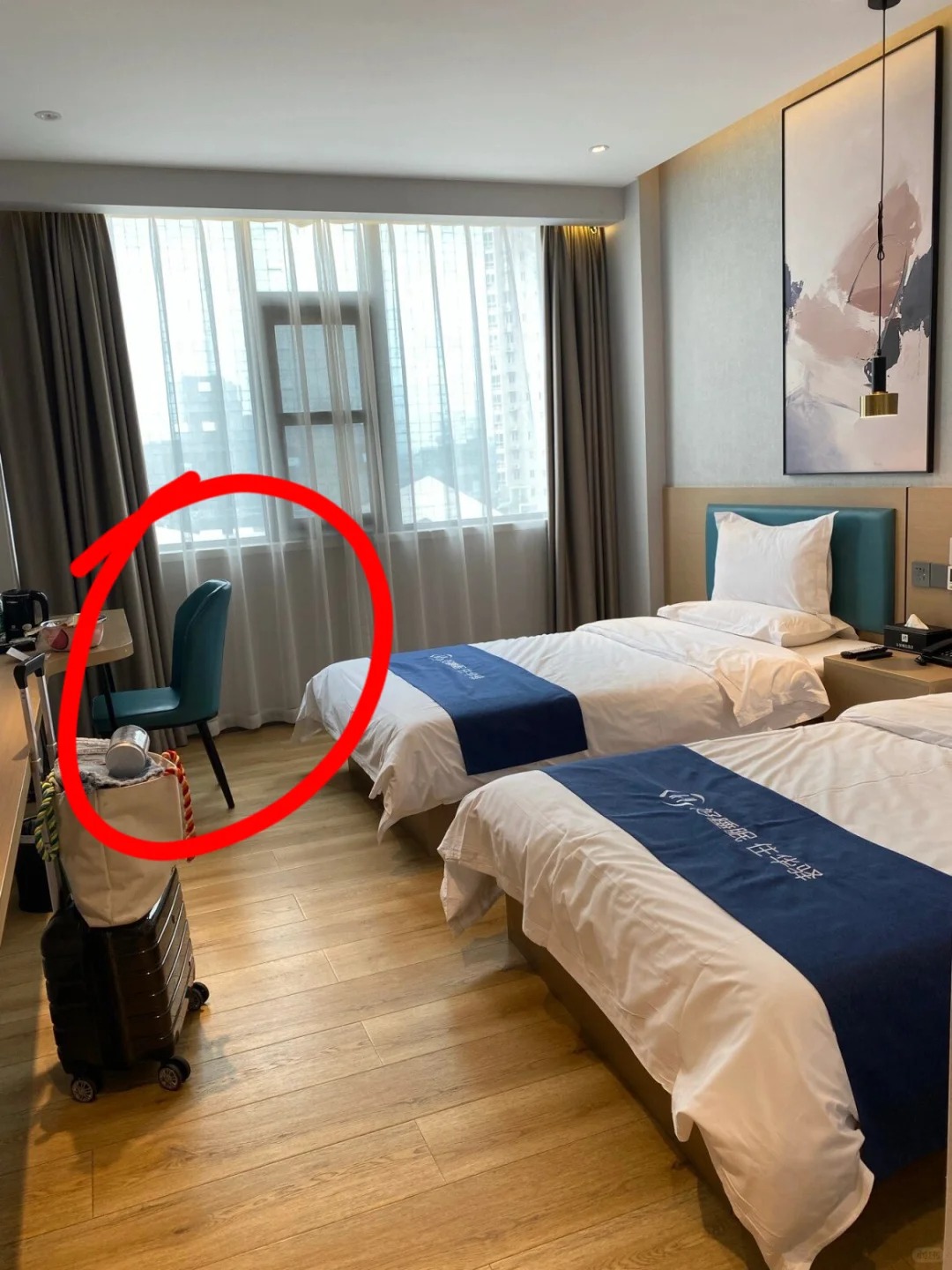 酒店双人房为什么就一把椅子啊
和朋友出去玩的时候住酒店不是双床房就是大床房，但为