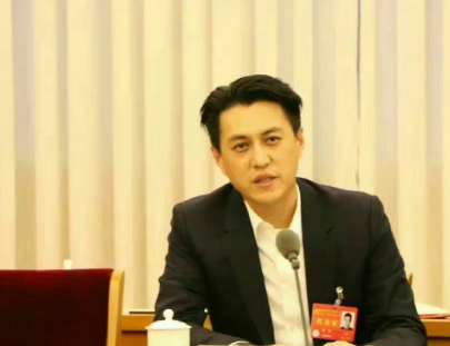 此次任职，靳东表示新岗位意味着更大责任，将努力提高政治站位，加强理论学习。

坚