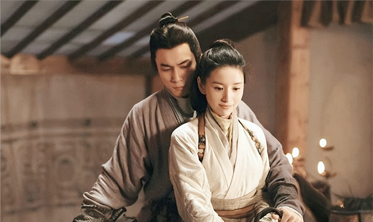 乾隆年间，有个寡妇劈死豺狗后，整条右臂无法动弹。几经医治无效，她找到叶天士，叶天