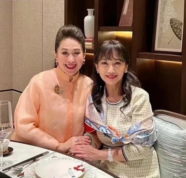 赵雅芝晒聚会生图，优雅地老去真迷人