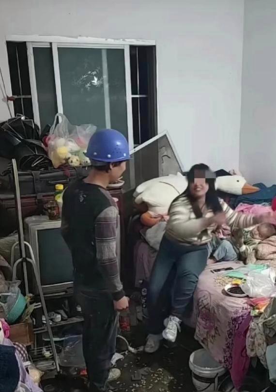 真是穷不择妻啊！一男子从工地下班回到家，妻子坐在床边接过男子手中的食品袋，然后伸
