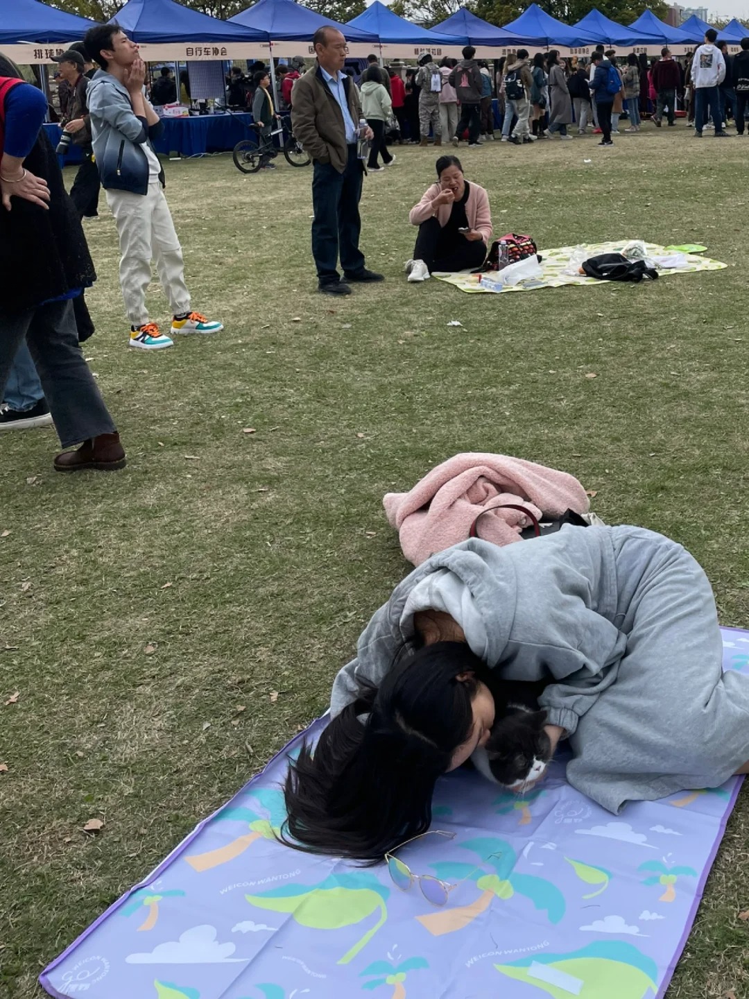 到电话，说妹妹去世了
接到嫂嫂电话，说二姨的女儿去世了
比我年龄小的妹妹
周一突