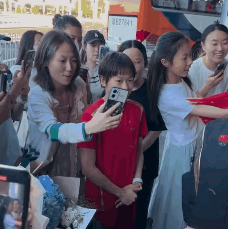 笑死啦！全红婵回国现场，看100遍都不嫌多呀，这个小家伙太逗了！

全红婵一下飞