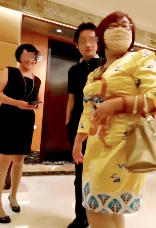 金融界卷款跑路的“忽悠一姐”钱志敏，日前被推上了被告席！

钱志敏的知名度并不高
