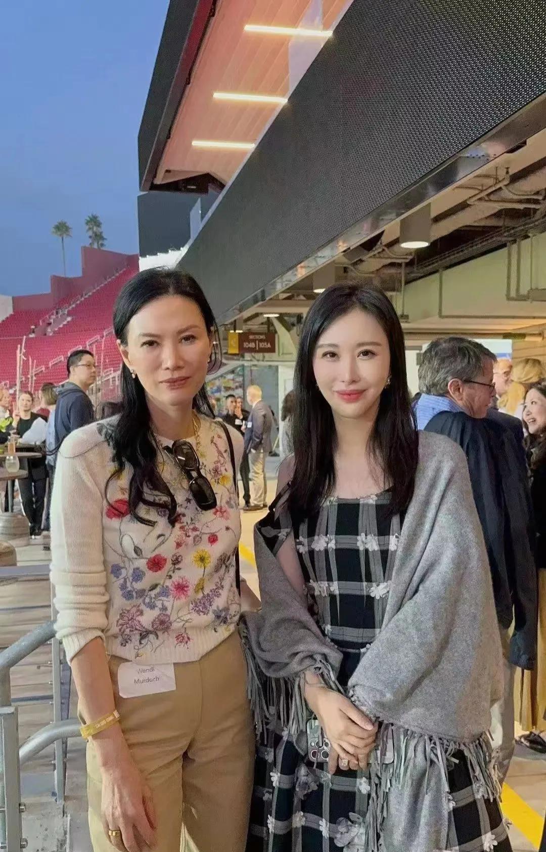当两个世界级女强人相遇～田朴珺与邓文迪！
田朴珺状态真好，与邓文迪热聊松弛感十足