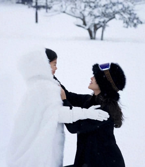 快来看章子怡和女儿在雪地玩耍的画面，真的太温馨了！
大冷天的，母女俩在雪地里玩得