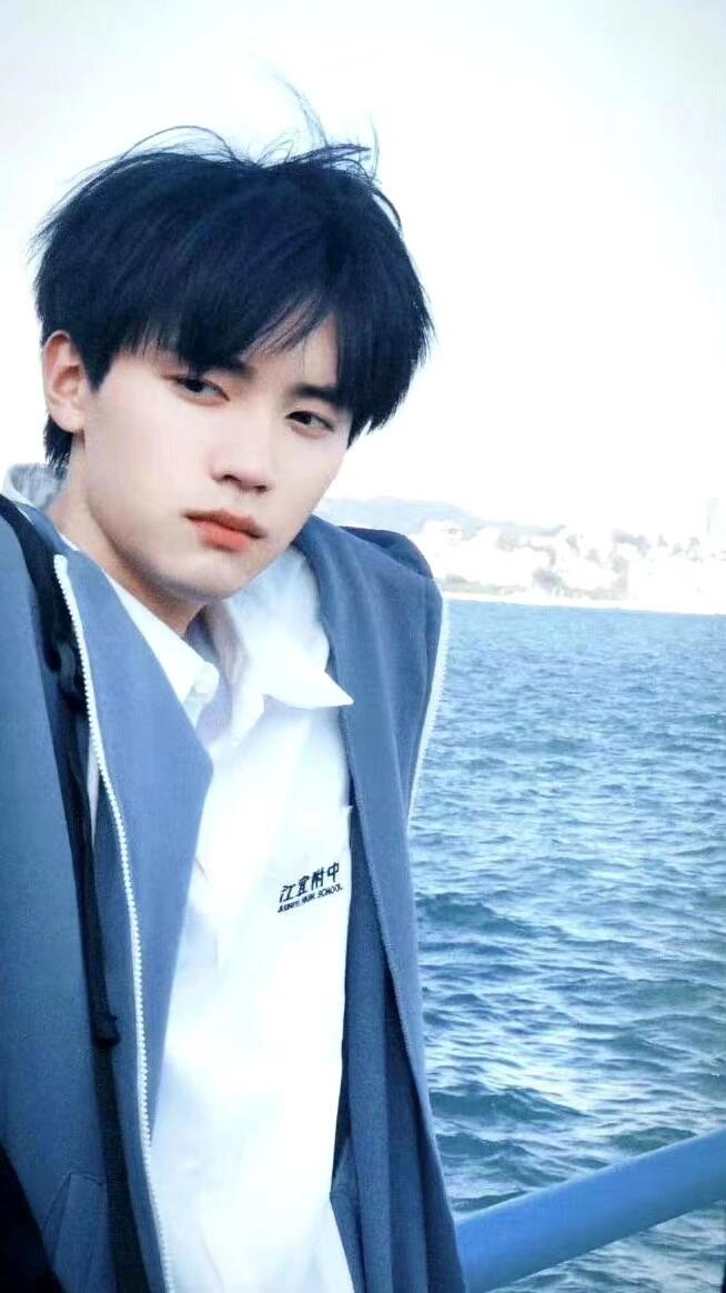 清冷帅哥周翊然