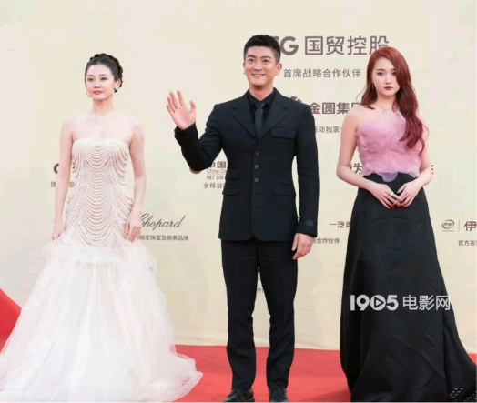 关晓彤比苗苗年轻，却更有成熟韵味。苗苗甜美漂亮，已是三个孩子的妈妈