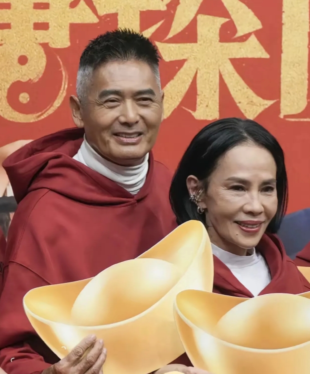 发哥和发嫂近日在活动中，快70岁的发哥和老伴已经明显老了，二人互相携手走进活动现