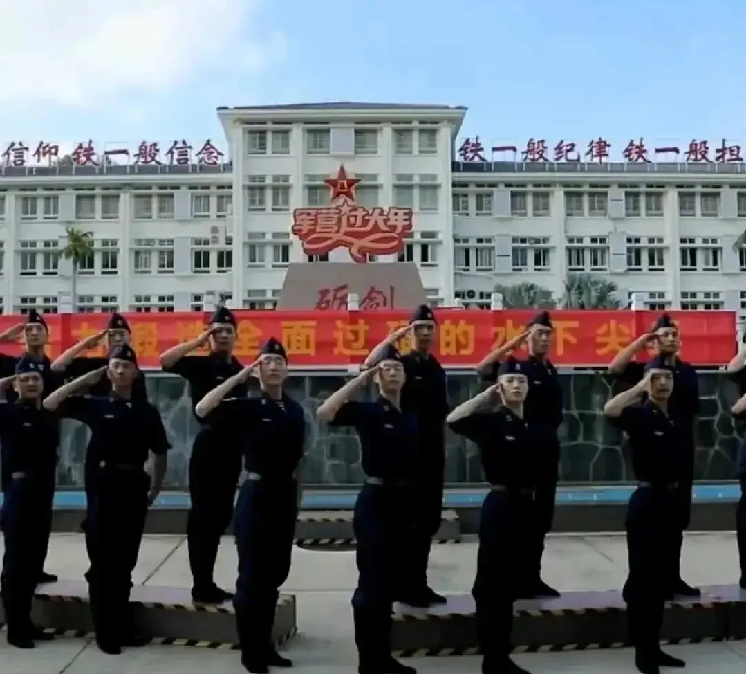 军装不是服装潮流和美观不是它的主要功能！解放军新军装引热议，很奇怪大家都集中在它