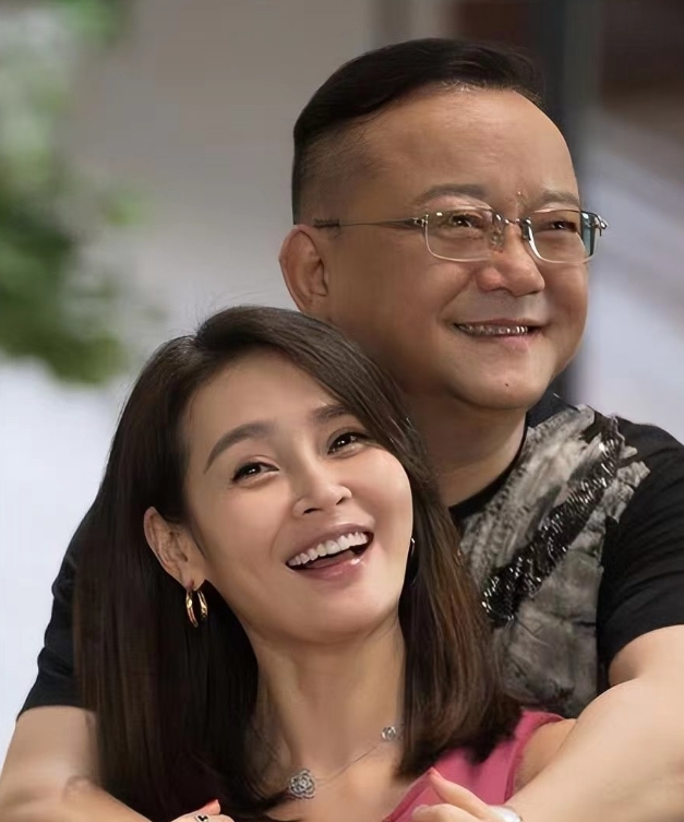 2006年，著名艺人王刚在58岁时，迎娶了小他20岁的美丽大提琴手郑艳东。然而，