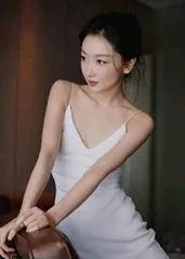 中国娱乐圈八大怪状:
第一、女人嫁三次，还叫新娘。
第二 、男人有17任女友，还