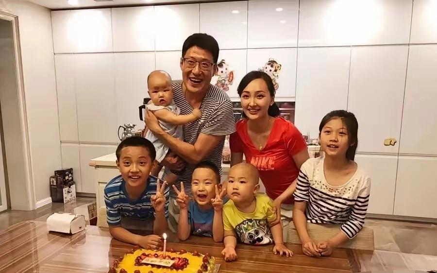 于震难得晒全家福，5个孩子凑齐！
于震和辛月有三个儿子
方柏霓和于震没有孩子
那