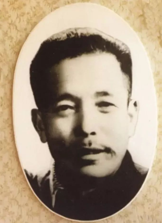 1955年，一个走江湖的男子故意让毒蛇咬自己的舌头，等蛇释放完毒素后，他一口咬下