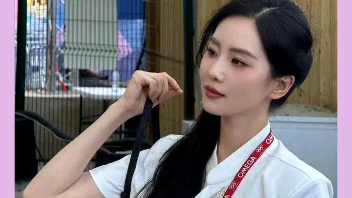 刘诗诗现身巴黎，美成花骨朵的她，独享美丽，身边“空”无一人！