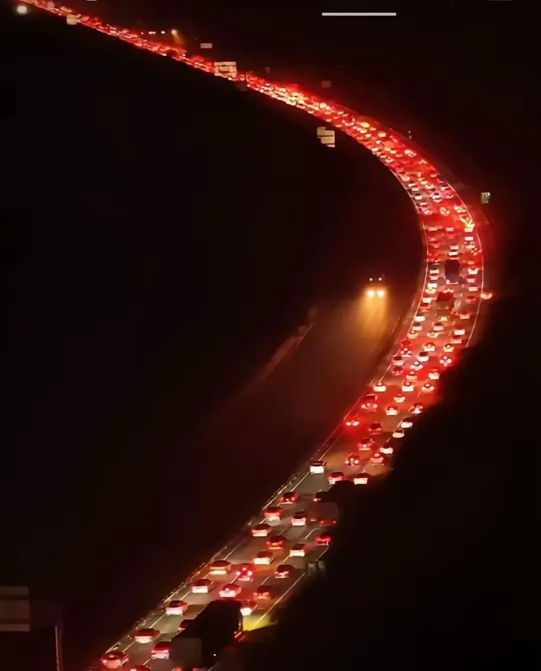 过年返乡之路想快点到达，这几个老司机的建议你得听：
1、晚上开车会比白天好。
听