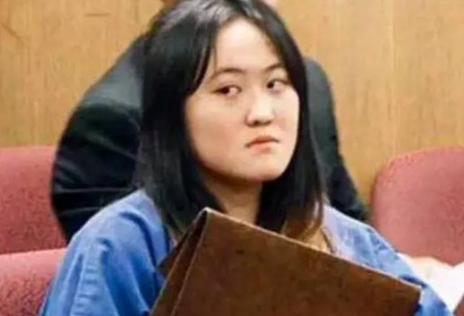 2015年，赴美女留学生翟云瑶，私下扇同学耳光，甚至扒人家衣服，就连到了法庭她也