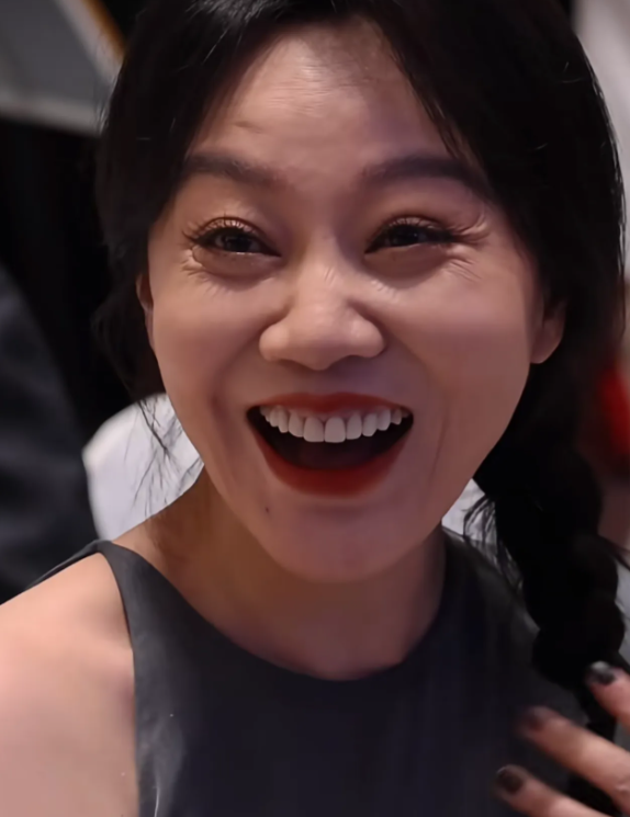 闫妮断崖式老了，即便加了滤镜，眼角的皱纹也是清晰可见