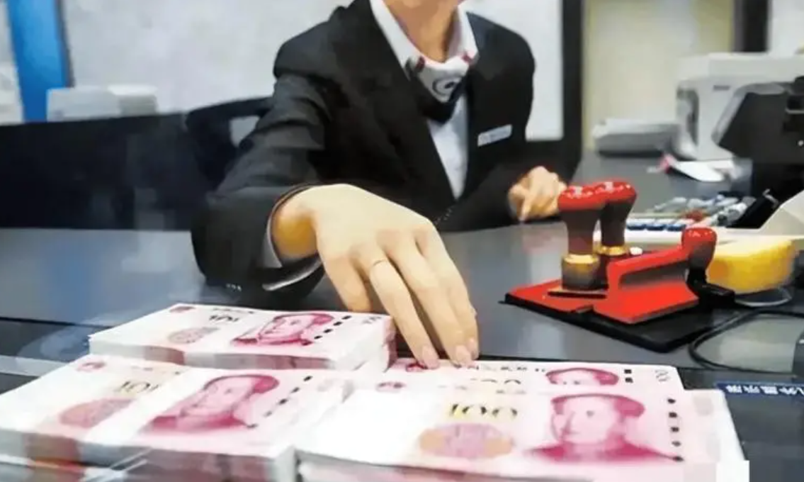 “吃相太难看！”甘肃嘉峪关，一男子整理哥哥的遗物时，发现一张30万元的存单，由于