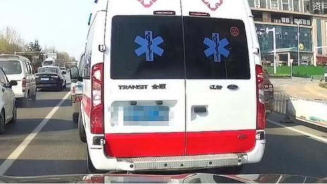 河北救护车被堵后续：老人离世，家属崩溃，警方介入，车主惹大祸